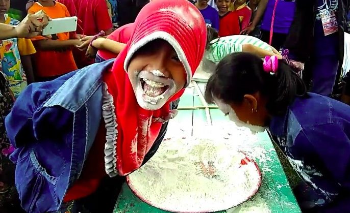 lomba agustusan ibu-ibu mencari koin dalam beras