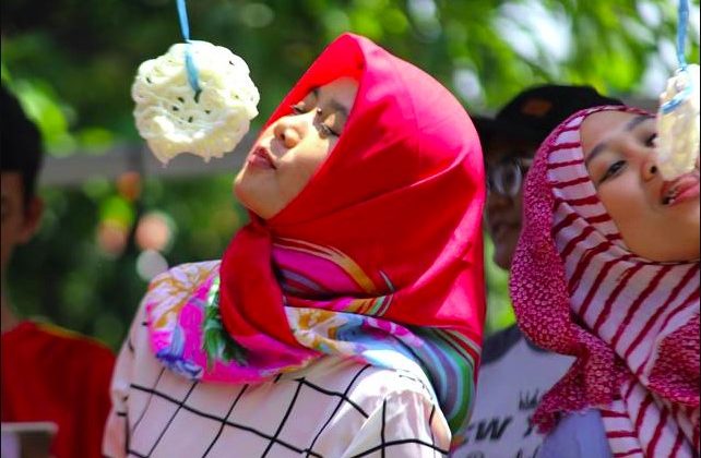lomba agustusan untuk ibu-ibu kreatif lucu makan krupuk